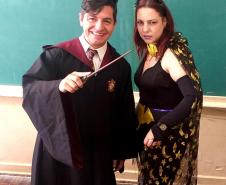 Em algumas unidades de atendimento do Colégio Estadual do Paraná (CEP), os estudantes fantasiados comemoraram o “Dia das Bruxas” na tradicional festa do Halloween, celebrada em diversos países nesta quinta-feira (31).