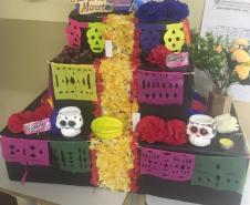 NO CEP-Tiradentes, a professora de LEM-Espanhol Giselle Ruy Bueno, junto com seus alunos e alunas, construiu uma mesa decorada com os motivos festivos em celebração ao Dia da Morte, conforme tradição dos povos hispânicos.