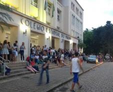 Pais, mães e responsáveis formaram uma longa fila em frente ao Colégio Estadual do Paraná (CEP) nesta segunda-feira (4), no primeiro dia de inscrições ao Processo Classificatório para ingresso de novas turmas no 1° ano do Ensino Médio Regular, no ano letivo de 2020. A grande procura superou as expectativas da equipe de gestão Colégio, que iniciou o atendimento por volta das 15h, e só finalizou após a realização da última inscrição por volta das 1h36, já na madrugada de terça-feira (5).