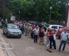 Pais, mães e responsáveis formaram uma longa fila em frente ao Colégio Estadual do Paraná (CEP) nesta segunda-feira (4), no primeiro dia de inscrições ao Processo Classificatório para ingresso de novas turmas no 1° ano do Ensino Médio Regular, no ano letivo de 2020. A grande procura superou as expectativas da equipe de gestão Colégio, que iniciou o atendimento por volta das 15h, e só finalizou após a realização da última inscrição por volta das 1h36, já na madrugada de terça-feira (5).