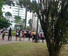 Pais, mães e responsáveis formaram uma longa fila em frente ao Colégio Estadual do Paraná (CEP) nesta segunda-feira (4), no primeiro dia de inscrições ao Processo Classificatório para ingresso de novas turmas no 1° ano do Ensino Médio Regular, no ano letivo de 2020. A grande procura superou as expectativas da equipe de gestão Colégio, que iniciou o atendimento por volta das 15h, e só finalizou após a realização da última inscrição por volta das 1h36, já na madrugada de terça-feira (5).