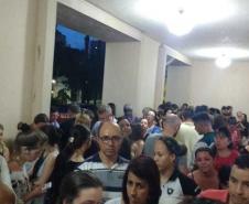 Pais, mães e responsáveis formaram uma longa fila em frente ao Colégio Estadual do Paraná (CEP) nesta segunda-feira (4), no primeiro dia de inscrições ao Processo Classificatório para ingresso de novas turmas no 1° ano do Ensino Médio Regular, no ano letivo de 2020. A grande procura superou as expectativas da equipe de gestão Colégio, que iniciou o atendimento por volta das 15h, e só finalizou após a realização da última inscrição por volta das 1h36, já na madrugada de terça-feira (5).