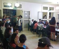 Pais, mães e responsáveis formaram uma longa fila em frente ao Colégio Estadual do Paraná (CEP) nesta segunda-feira (4), no primeiro dia de inscrições ao Processo Classificatório para ingresso de novas turmas no 1° ano do Ensino Médio Regular, no ano letivo de 2020. A grande procura superou as expectativas da equipe de gestão Colégio, que iniciou o atendimento por volta das 15h, e só finalizou após a realização da última inscrição por volta das 1h36, já na madrugada de terça-feira (5).