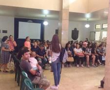 Pais, mães e responsáveis formaram uma longa fila em frente ao Colégio Estadual do Paraná (CEP) nesta segunda-feira (4), no primeiro dia de inscrições ao Processo Classificatório para ingresso de novas turmas no 1° ano do Ensino Médio Regular, no ano letivo de 2020. A grande procura superou as expectativas da equipe de gestão Colégio, que iniciou o atendimento por volta das 15h, e só finalizou após a realização da última inscrição por volta das 1h36, já na madrugada de terça-feira (5).