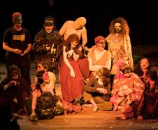 Foi uma noite de estreia, nesta terça-feira (5), para os estudantes da turma do 2º semestre do Curso Técnico em Teatro do Colégio Estadual do Paraná (CEP). Eles subiram no palco, às 19h, do Teatro Leon Jacques, em Curitiba, para apresentar o espetáculo “O Canto da Serpente”, um texto de Laerte Ortega, com direção de Tina de Souza.