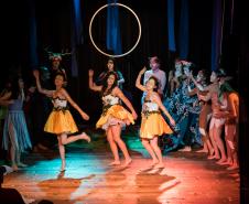 Foi uma noite de estreia, nesta terça-feira (5), para os estudantes da turma do 2º semestre do Curso Técnico em Teatro do Colégio Estadual do Paraná (CEP). Eles subiram no palco, às 19h, do Teatro Leon Jacques, em Curitiba, para apresentar o espetáculo “O Canto da Serpente”, um texto de Laerte Ortega, com direção de Tina de Souza.