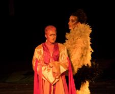 Foi uma noite de estreia, nesta terça-feira (5), para os estudantes da turma do 2º semestre do Curso Técnico em Teatro do Colégio Estadual do Paraná (CEP). Eles subiram no palco, às 19h, do Teatro Leon Jacques, em Curitiba, para apresentar o espetáculo “O Canto da Serpente”, um texto de Laerte Ortega, com direção de Tina de Souza.