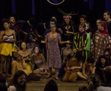 Foi uma noite de estreia, nesta terça-feira (5), para os estudantes da turma do 2º semestre do Curso Técnico em Teatro do Colégio Estadual do Paraná (CEP). Eles subiram no palco, às 19h, do Teatro Leon Jacques, em Curitiba, para apresentar o espetáculo “O Canto da Serpente”, um texto de Laerte Ortega, com direção de Tina de Souza.
