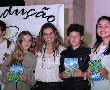 A cerimônia na noite desta quinta-feira (7) reuniu, no hall de entrada do Colégio Estadual do Paraná (CEP), estudantes, professores, poetas e convidados para a entrega do livro Sedução Poética 2019. O exemplar representa a conclusão de mais uma edição do projeto de linguagem coordenado pelo setor de Língua Portuguesa do Colégio, com objetivos de envolver e incentivar a Comunidade Escolar a produzir, declamar e publicar textos e ilustrações relacionados com a poesia.