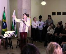 A cerimônia na noite desta quinta-feira (7) reuniu, no hall de entrada do Colégio Estadual do Paraná (CEP), estudantes, professores, poetas e convidados para a entrega do livro Sedução Poética 2019. O exemplar representa a conclusão de mais uma edição do projeto de linguagem coordenado pelo setor de Língua Portuguesa do Colégio, com objetivos de envolver e incentivar a Comunidade Escolar a produzir, declamar e publicar textos e ilustrações relacionados com a poesia.
