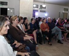 A cerimônia na noite desta quinta-feira (7) reuniu, no hall de entrada do Colégio Estadual do Paraná (CEP), estudantes, professores, poetas e convidados para a entrega do livro Sedução Poética 2019. O exemplar representa a conclusão de mais uma edição do projeto de linguagem coordenado pelo setor de Língua Portuguesa do Colégio, com objetivos de envolver e incentivar a Comunidade Escolar a produzir, declamar e publicar textos e ilustrações relacionados com a poesia.