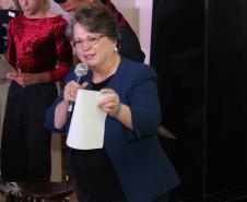 A cerimônia na noite desta quinta-feira (7) reuniu, no hall de entrada do Colégio Estadual do Paraná (CEP), estudantes, professores, poetas e convidados para a entrega do livro Sedução Poética 2019. O exemplar representa a conclusão de mais uma edição do projeto de linguagem coordenado pelo setor de Língua Portuguesa do Colégio, com objetivos de envolver e incentivar a Comunidade Escolar a produzir, declamar e publicar textos e ilustrações relacionados com a poesia.
