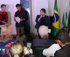 A cerimônia na noite desta quinta-feira (7) reuniu, no hall de entrada do Colégio Estadual do Paraná (CEP), estudantes, professores, poetas e convidados para a entrega do livro Sedução Poética 2019. O exemplar representa a conclusão de mais uma edição do projeto de linguagem coordenado pelo setor de Língua Portuguesa do Colégio, com objetivos de envolver e incentivar a Comunidade Escolar a produzir, declamar e publicar textos e ilustrações relacionados com a poesia.