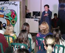 A cerimônia na noite desta quinta-feira (7) reuniu, no hall de entrada do Colégio Estadual do Paraná (CEP), estudantes, professores, poetas e convidados para a entrega do livro Sedução Poética 2019. O exemplar representa a conclusão de mais uma edição do projeto de linguagem coordenado pelo setor de Língua Portuguesa do Colégio, com objetivos de envolver e incentivar a Comunidade Escolar a produzir, declamar e publicar textos e ilustrações relacionados com a poesia.