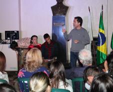 A cerimônia na noite desta quinta-feira (7) reuniu, no hall de entrada do Colégio Estadual do Paraná (CEP), estudantes, professores, poetas e convidados para a entrega do livro Sedução Poética 2019. O exemplar representa a conclusão de mais uma edição do projeto de linguagem coordenado pelo setor de Língua Portuguesa do Colégio, com objetivos de envolver e incentivar a Comunidade Escolar a produzir, declamar e publicar textos e ilustrações relacionados com a poesia.