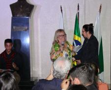 A cerimônia na noite desta quinta-feira (7) reuniu, no hall de entrada do Colégio Estadual do Paraná (CEP), estudantes, professores, poetas e convidados para a entrega do livro Sedução Poética 2019. O exemplar representa a conclusão de mais uma edição do projeto de linguagem coordenado pelo setor de Língua Portuguesa do Colégio, com objetivos de envolver e incentivar a Comunidade Escolar a produzir, declamar e publicar textos e ilustrações relacionados com a poesia.