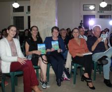 A cerimônia na noite desta quinta-feira (7) reuniu, no hall de entrada do Colégio Estadual do Paraná (CEP), estudantes, professores, poetas e convidados para a entrega do livro Sedução Poética 2019. O exemplar representa a conclusão de mais uma edição do projeto de linguagem coordenado pelo setor de Língua Portuguesa do Colégio, com objetivos de envolver e incentivar a Comunidade Escolar a produzir, declamar e publicar textos e ilustrações relacionados com a poesia.
