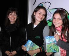 A cerimônia na noite desta quinta-feira (7) reuniu, no hall de entrada do Colégio Estadual do Paraná (CEP), estudantes, professores, poetas e convidados para a entrega do livro Sedução Poética 2019. O exemplar representa a conclusão de mais uma edição do projeto de linguagem coordenado pelo setor de Língua Portuguesa do Colégio, com objetivos de envolver e incentivar a Comunidade Escolar a produzir, declamar e publicar textos e ilustrações relacionados com a poesia.