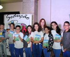 A cerimônia na noite desta quinta-feira (7) reuniu, no hall de entrada do Colégio Estadual do Paraná (CEP), estudantes, professores, poetas e convidados para a entrega do livro Sedução Poética 2019. O exemplar representa a conclusão de mais uma edição do projeto de linguagem coordenado pelo setor de Língua Portuguesa do Colégio, com objetivos de envolver e incentivar a Comunidade Escolar a produzir, declamar e publicar textos e ilustrações relacionados com a poesia.