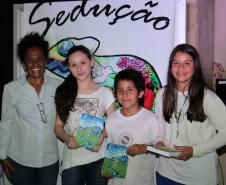A cerimônia na noite desta quinta-feira (7) reuniu, no hall de entrada do Colégio Estadual do Paraná (CEP), estudantes, professores, poetas e convidados para a entrega do livro Sedução Poética 2019. O exemplar representa a conclusão de mais uma edição do projeto de linguagem coordenado pelo setor de Língua Portuguesa do Colégio, com objetivos de envolver e incentivar a Comunidade Escolar a produzir, declamar e publicar textos e ilustrações relacionados com a poesia.