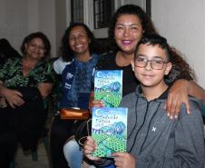 A cerimônia na noite desta quinta-feira (7) reuniu, no hall de entrada do Colégio Estadual do Paraná (CEP), estudantes, professores, poetas e convidados para a entrega do livro Sedução Poética 2019. O exemplar representa a conclusão de mais uma edição do projeto de linguagem coordenado pelo setor de Língua Portuguesa do Colégio, com objetivos de envolver e incentivar a Comunidade Escolar a produzir, declamar e publicar textos e ilustrações relacionados com a poesia.