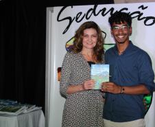 A cerimônia na noite desta quinta-feira (7) reuniu, no hall de entrada do Colégio Estadual do Paraná (CEP), estudantes, professores, poetas e convidados para a entrega do livro Sedução Poética 2019. O exemplar representa a conclusão de mais uma edição do projeto de linguagem coordenado pelo setor de Língua Portuguesa do Colégio, com objetivos de envolver e incentivar a Comunidade Escolar a produzir, declamar e publicar textos e ilustrações relacionados com a poesia.