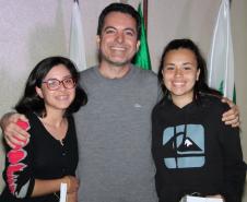 A cerimônia na noite desta quinta-feira (7) reuniu, no hall de entrada do Colégio Estadual do Paraná (CEP), estudantes, professores, poetas e convidados para a entrega do livro Sedução Poética 2019. O exemplar representa a conclusão de mais uma edição do projeto de linguagem coordenado pelo setor de Língua Portuguesa do Colégio, com objetivos de envolver e incentivar a Comunidade Escolar a produzir, declamar e publicar textos e ilustrações relacionados com a poesia.