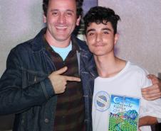 A cerimônia na noite desta quinta-feira (7) reuniu, no hall de entrada do Colégio Estadual do Paraná (CEP), estudantes, professores, poetas e convidados para a entrega do livro Sedução Poética 2019. O exemplar representa a conclusão de mais uma edição do projeto de linguagem coordenado pelo setor de Língua Portuguesa do Colégio, com objetivos de envolver e incentivar a Comunidade Escolar a produzir, declamar e publicar textos e ilustrações relacionados com a poesia.