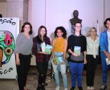 A cerimônia na noite desta quinta-feira (7) reuniu, no hall de entrada do Colégio Estadual do Paraná (CEP), estudantes, professores, poetas e convidados para a entrega do livro Sedução Poética 2019. O exemplar representa a conclusão de mais uma edição do projeto de linguagem coordenado pelo setor de Língua Portuguesa do Colégio, com objetivos de envolver e incentivar a Comunidade Escolar a produzir, declamar e publicar textos e ilustrações relacionados com a poesia.