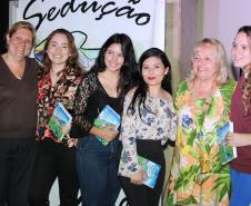 A cerimônia na noite desta quinta-feira (7) reuniu, no hall de entrada do Colégio Estadual do Paraná (CEP), estudantes, professores, poetas e convidados para a entrega do livro Sedução Poética 2019. O exemplar representa a conclusão de mais uma edição do projeto de linguagem coordenado pelo setor de Língua Portuguesa do Colégio, com objetivos de envolver e incentivar a Comunidade Escolar a produzir, declamar e publicar textos e ilustrações relacionados com a poesia.