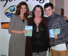 A cerimônia na noite desta quinta-feira (7) reuniu, no hall de entrada do Colégio Estadual do Paraná (CEP), estudantes, professores, poetas e convidados para a entrega do livro Sedução Poética 2019. O exemplar representa a conclusão de mais uma edição do projeto de linguagem coordenado pelo setor de Língua Portuguesa do Colégio, com objetivos de envolver e incentivar a Comunidade Escolar a produzir, declamar e publicar textos e ilustrações relacionados com a poesia.