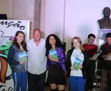 A cerimônia na noite desta quinta-feira (7) reuniu, no hall de entrada do Colégio Estadual do Paraná (CEP), estudantes, professores, poetas e convidados para a entrega do livro Sedução Poética 2019. O exemplar representa a conclusão de mais uma edição do projeto de linguagem coordenado pelo setor de Língua Portuguesa do Colégio, com objetivos de envolver e incentivar a Comunidade Escolar a produzir, declamar e publicar textos e ilustrações relacionados com a poesia.