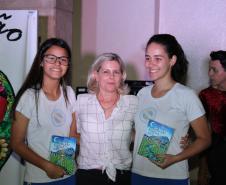 A cerimônia na noite desta quinta-feira (7) reuniu, no hall de entrada do Colégio Estadual do Paraná (CEP), estudantes, professores, poetas e convidados para a entrega do livro Sedução Poética 2019. O exemplar representa a conclusão de mais uma edição do projeto de linguagem coordenado pelo setor de Língua Portuguesa do Colégio, com objetivos de envolver e incentivar a Comunidade Escolar a produzir, declamar e publicar textos e ilustrações relacionados com a poesia.