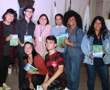 A cerimônia na noite desta quinta-feira (7) reuniu, no hall de entrada do Colégio Estadual do Paraná (CEP), estudantes, professores, poetas e convidados para a entrega do livro Sedução Poética 2019. O exemplar representa a conclusão de mais uma edição do projeto de linguagem coordenado pelo setor de Língua Portuguesa do Colégio, com objetivos de envolver e incentivar a Comunidade Escolar a produzir, declamar e publicar textos e ilustrações relacionados com a poesia.