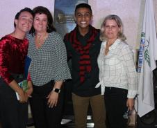 A cerimônia na noite desta quinta-feira (7) reuniu, no hall de entrada do Colégio Estadual do Paraná (CEP), estudantes, professores, poetas e convidados para a entrega do livro Sedução Poética 2019. O exemplar representa a conclusão de mais uma edição do projeto de linguagem coordenado pelo setor de Língua Portuguesa do Colégio, com objetivos de envolver e incentivar a Comunidade Escolar a produzir, declamar e publicar textos e ilustrações relacionados com a poesia.