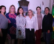 A cerimônia na noite desta quinta-feira (7) reuniu, no hall de entrada do Colégio Estadual do Paraná (CEP), estudantes, professores, poetas e convidados para a entrega do livro Sedução Poética 2019. O exemplar representa a conclusão de mais uma edição do projeto de linguagem coordenado pelo setor de Língua Portuguesa do Colégio, com objetivos de envolver e incentivar a Comunidade Escolar a produzir, declamar e publicar textos e ilustrações relacionados com a poesia.