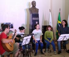 A cerimônia na noite desta quinta-feira (7) reuniu, no hall de entrada do Colégio Estadual do Paraná (CEP), estudantes, professores, poetas e convidados para a entrega do livro Sedução Poética 2019. O exemplar representa a conclusão de mais uma edição do projeto de linguagem coordenado pelo setor de Língua Portuguesa do Colégio, com objetivos de envolver e incentivar a Comunidade Escolar a produzir, declamar e publicar textos e ilustrações relacionados com a poesia.
