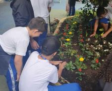 Com objetivos de tornar o paisagismo da escola ainda mais bonito e, principalmente, preservar a vida das abelhas, consideradas os mais importantes agentes polinizadores do meio ambiente, na última sexta-feira (8) foi inaugurado o “Jardim da Vida” no Colégio Estadual Tiradentes (CEP-Tiradentes).