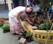 Com objetivos de tornar o paisagismo da escola ainda mais bonito e, principalmente, preservar a vida das abelhas, consideradas os mais importantes agentes polinizadores do meio ambiente, na última sexta-feira (8) foi inaugurado o “Jardim da Vida” no Colégio Estadual Tiradentes (CEP-Tiradentes).