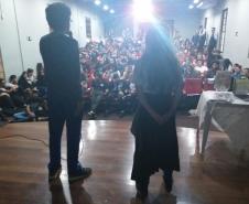 Os estudantes Samuel Prado dos Santos e Michele Carvalho de Souza, autores na produção literária da primeira Revista do CEP em Quadrinhos, estiveram na 24a edição da Feira Municipal do Livro (Femuli), realizada em São José dos Pinhais na Região Metropolitana de Curitiba. Na última sexta-feira (8), eles foram ao evento para falar com os espectadores e visitantes da feira sobre suas experiências no processo de desenvolvimento do roteiro e das ilustrações incluídas na obra em HQ