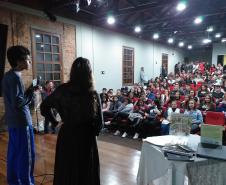 Os estudantes Samuel Prado dos Santos e Michele Carvalho de Souza, autores na produção literária da primeira Revista do CEP em Quadrinhos, estiveram na 24a edição da Feira Municipal do Livro (Femuli), realizada em São José dos Pinhais na Região Metropolitana de Curitiba. Na última sexta-feira (8), eles foram ao evento para falar com os espectadores e visitantes da feira sobre suas experiências no processo de desenvolvimento do roteiro e das ilustrações incluídas na obra em HQ