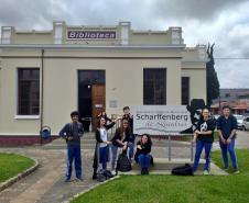 Os estudantes Samuel Prado dos Santos e Michele Carvalho de Souza, autores na produção literária da primeira Revista do CEP em Quadrinhos, estiveram na 24a edição da Feira Municipal do Livro (Femuli), realizada em São José dos Pinhais na Região Metropolitana de Curitiba. Na última sexta-feira (8), eles foram ao evento para falar com os espectadores e visitantes da feira sobre suas experiências no processo de desenvolvimento do roteiro e das ilustrações incluídas na obra em HQ