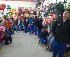 Os estudantes Samuel Prado dos Santos e Michele Carvalho de Souza, autores na produção literária da primeira Revista do CEP em Quadrinhos, estiveram na 24a edição da Feira Municipal do Livro (Femuli), realizada em São José dos Pinhais na Região Metropolitana de Curitiba. Na última sexta-feira (8), eles foram ao evento para falar com os espectadores e visitantes da feira sobre suas experiências no processo de desenvolvimento do roteiro e das ilustrações incluídas na obra em HQ