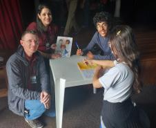 Os estudantes Samuel Prado dos Santos e Michele Carvalho de Souza, autores na produção literária da primeira Revista do CEP em Quadrinhos, estiveram na 24a edição da Feira Municipal do Livro (Femuli), realizada em São José dos Pinhais na Região Metropolitana de Curitiba. Na última sexta-feira (8), eles foram ao evento para falar com os espectadores e visitantes da feira sobre suas experiências no processo de desenvolvimento do roteiro e das ilustrações incluídas na obra em HQ