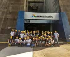 Os estudantes do 3° e 4° anos do Curso Técnico em Edificação do Médio Integrado no Colégio Estadual do Paraná (CEP) estiveram, em 11 de novembro, na Usina de Itaipu Binacional, em Foz do Iguaçu, na Região Oeste do Paraná. Os estudantes foram acompanhados por professores, pedagogos e diretores auxiliares na visita técnica organizada nos espaços internos e externos da grande estrutura criada para a produção de energia elétrica para o Brasil e Paraguai.