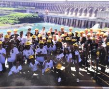 Os estudantes do 3° e 4° anos do Curso Técnico em Edificação do Médio Integrado no Colégio Estadual do Paraná (CEP) estiveram, em 11 de novembro, na Usina de Itaipu Binacional, em Foz do Iguaçu, na Região Oeste do Paraná. Os estudantes foram acompanhados por professores, pedagogos e diretores auxiliares na visita técnica organizada nos espaços internos e externos da grande estrutura criada para a produção de energia elétrica para o Brasil e Paraguai.