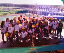 Os estudantes do 3° e 4° anos do Curso Técnico em Edificação do Médio Integrado no Colégio Estadual do Paraná (CEP) estiveram, em 11 de novembro, na Usina de Itaipu Binacional, em Foz do Iguaçu, na Região Oeste do Paraná. Os estudantes foram acompanhados por professores, pedagogos e diretores auxiliares na visita técnica organizada nos espaços internos e externos da grande estrutura criada para a produção de energia elétrica para o Brasil e Paraguai.