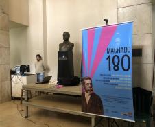 A vida e as obras de Machado de Assis estão em destaque no projeto “Machado 180”, que comemora o aniversário do grande escritor brasileiro. A ação traduz parte do seu importante legado literário para a linguagem do cinema, do teatro e das artes visuais, além de promover o debate crítico de seus romances mais conhecidos no mundo.