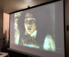 A vida e as obras de Machado de Assis estão em destaque no projeto “Machado 180”, que comemora o aniversário do grande escritor brasileiro. A ação traduz parte do seu importante legado literário para a linguagem do cinema, do teatro e das artes visuais, além de promover o debate crítico de seus romances mais conhecidos no mundo.