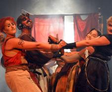 Quem assistiu ao espetáculo Phantasmagoria – Uma trupe viaja pelo mundo – apresentado no Teatro Cleon Jacques, no São Lourenço, na última semana, pode conferir no palco a mistura do gênero musical com os elementos circenses, além do teatro de bonecos. É mais uma produção do Modulado de Pesquisa Teatral dirigida pelo professor André Meirelles, que mostrou a aventura da personagem Isolde e sua turma em terras longínquas.